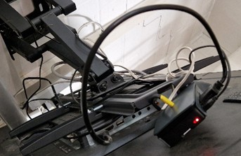 Vorher: Kabelsalat hinter dem Monitor